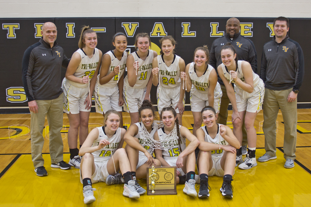 Lady Dawgs pose with net and MVL Trophy