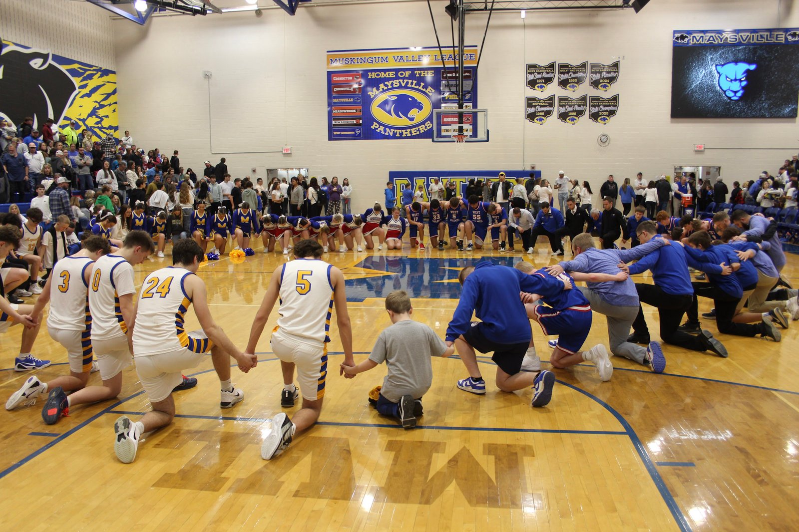 West Holmes joins Maysville in a post-game prayer circle.